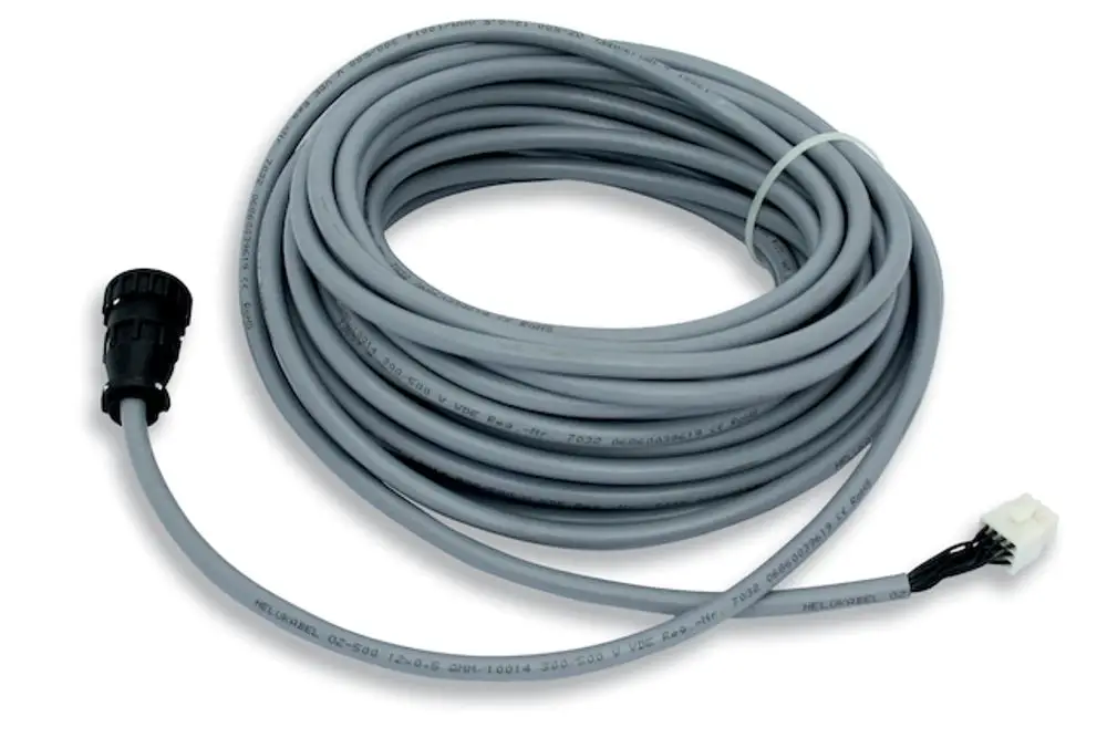 Graue Leitung mit einem schwarzen Stecker und einem weißen Anschluss. Produkt von Roth zur Anwendung in sensiblen Umgebungen.